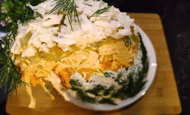 Видео Салат с курицей, морковью, солеными огурцами и яйцами рецепт