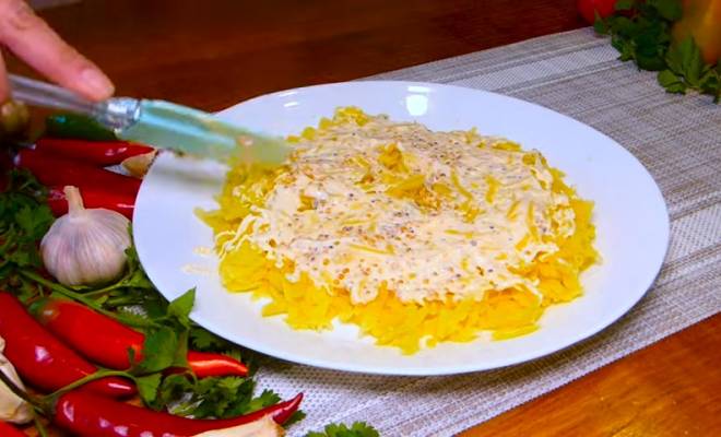 Рецепт: Салат из красной фасоли - С крабовыми палочками и твердым сыром!