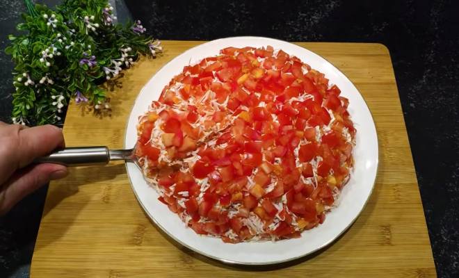 Видео Салат с крабовыми палочками, яйцами, сыром, помидорами и луком рецепт