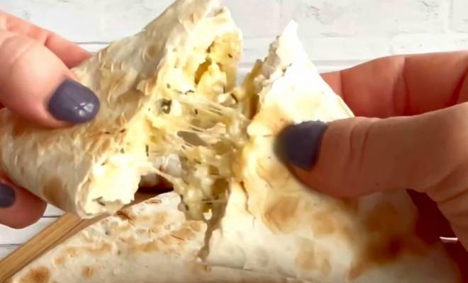 Видео Конвертики из лаваша с сыром, творогом и зеленью на сковороде рецепт