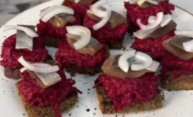 Видео Закуска свекла с сельдью на хлебе рецепт