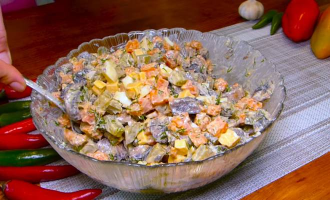 Салат с грибами шампиньонами, морковью, огурцами, яйцами и сыром рецепт