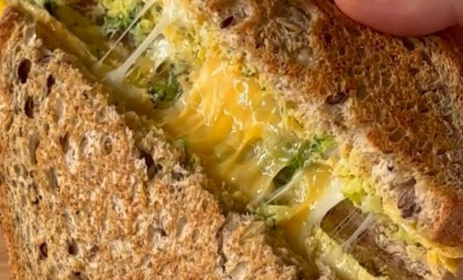 Видео Теплый сэндвич с сыром, яйцом и брокколи рецепт