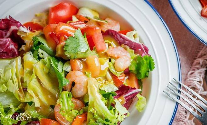 Салат креветки с авокадо и помидорами рецепт