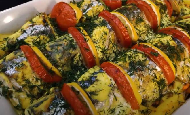 Видео Запеченная Скумбрия с овощами в духовке рецепт