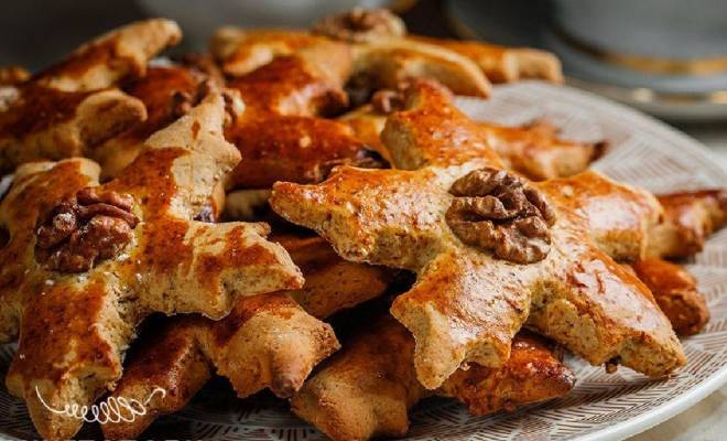 Рождественское печенье из меда и грецких орехов рецепт