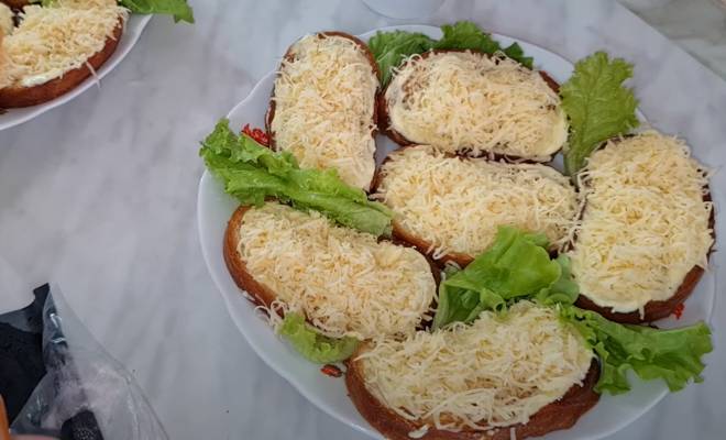 Бутерброд с сыром и чесноком