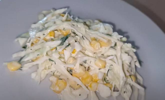 Самый простой салат из капусты, огурцов, яиц и кукурузы рецепт