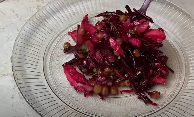 Видео Салат из свеклы, горошка, курицы и лука рецепт