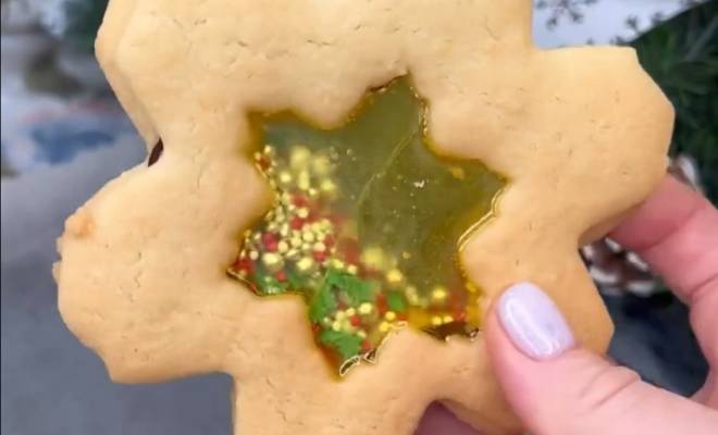 Видео Новогоднее печенье с леденцовыми окошками рецепт