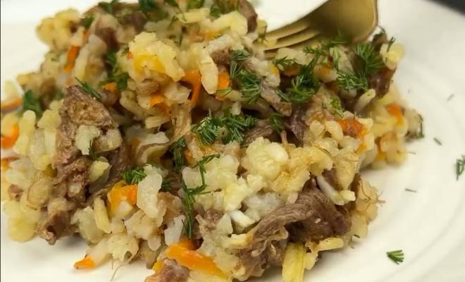 Видео Рис с тушенкой, луком и морковью на сковороде рецепт