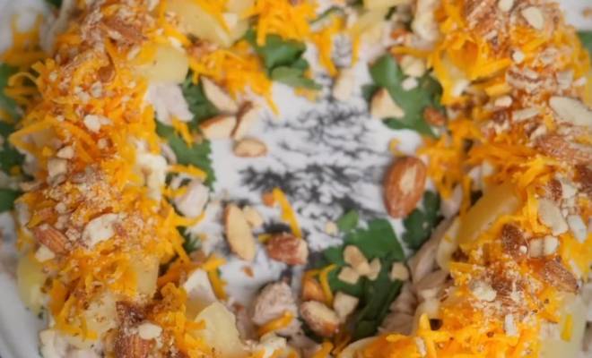 Видео Салат с курицей, ананасами, сыром и миндалем рецепт