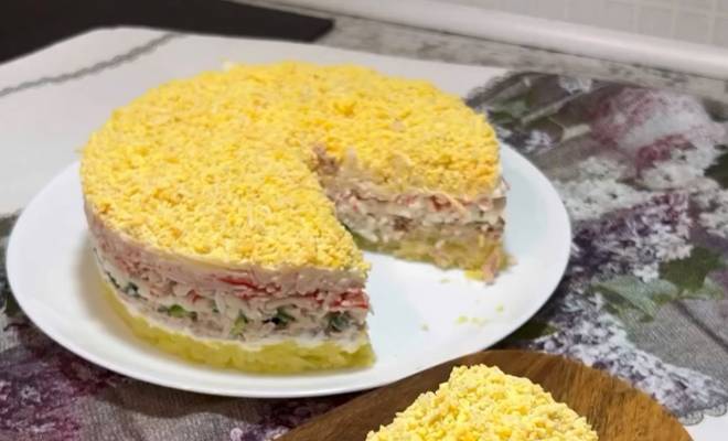 Видео Салат с тунцом, крабовыми палочками, яйцами и сыром рецепт