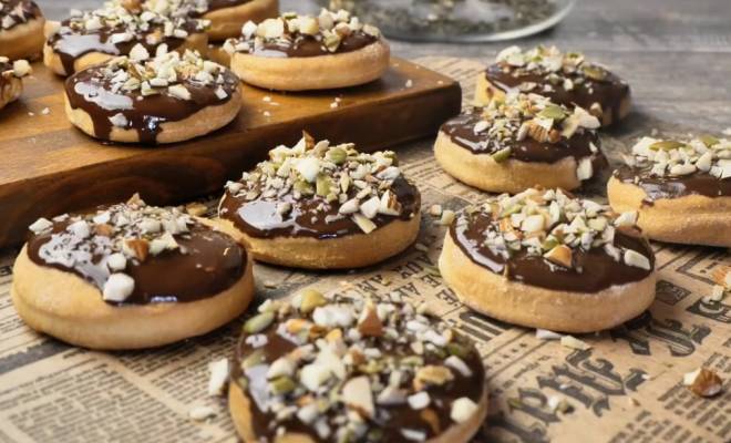 Видео Печенье в шоколадной глазури и с ореховой крошкой рецепт