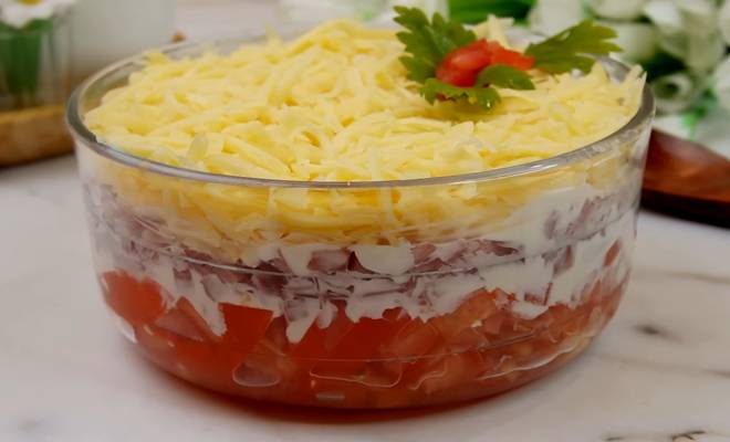 Видео Салат Гусарский с колбасой и помидорами рецепт