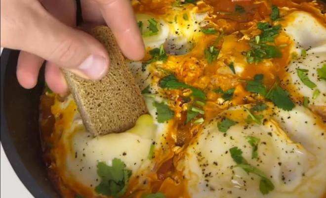 Видео Яйца Шакшука с помидорами, луком и болгарским перцем рецепт