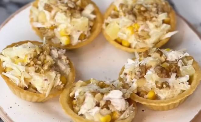 Видео Салат-закуска с курицей, ананасами и кукурузой рецепт