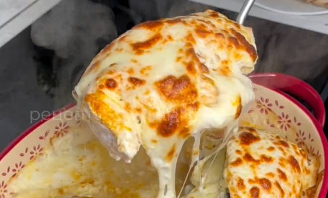 Видео Куриная грудка с грибами, сыром и огурцами в духовке рецепт