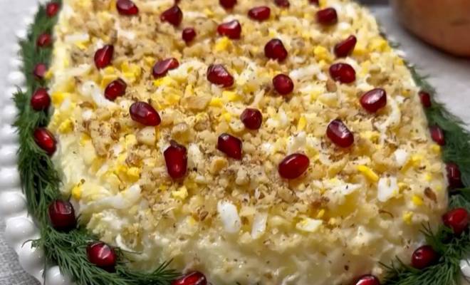 Видео Салат с курицей, шампиньонами, огурцами солеными, яйцами и картошкой рецепт
