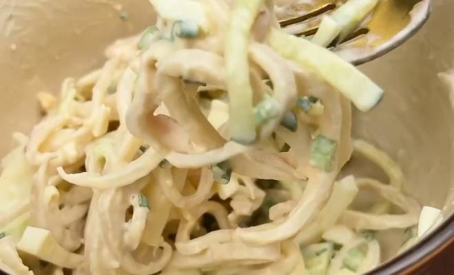 Видео Салат с кальмарами, яйцами, огурцами и зленым луком рецепт
