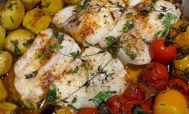Видео Запеченная рыба треска с картофелем и помидорами черри в духовке рецепт