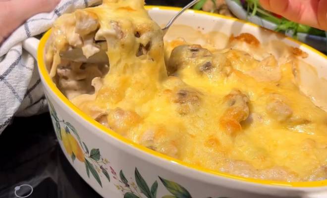 Видео Жульен с курицей, шампиньонами, сыром и сливками в духовке рецепт