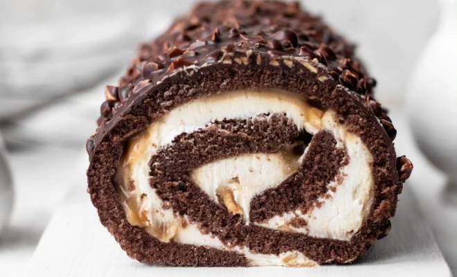 Шоколадный торт рулет Сникерс с карамелью и арахисом рецепт