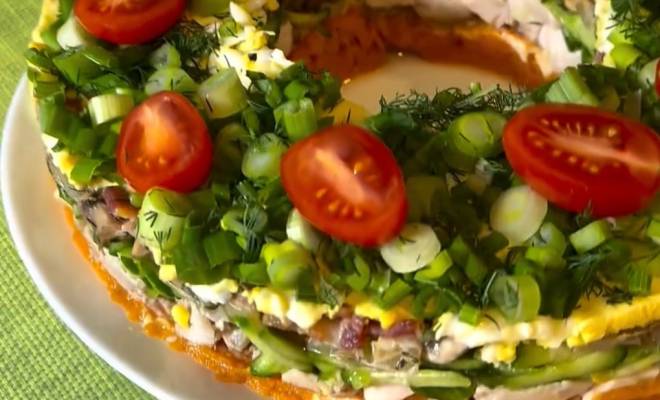 Новогодний салат из курицы, шампиньонов, огурцов и бекона рецепт