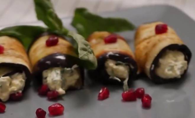 Видео Баклановые рулетики с яйцом, чесноком и творожным сыром рецепт