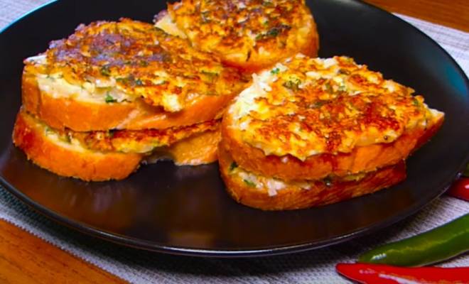 Видео Горячие бутерброды с яйцами, сыром и луком рецепт