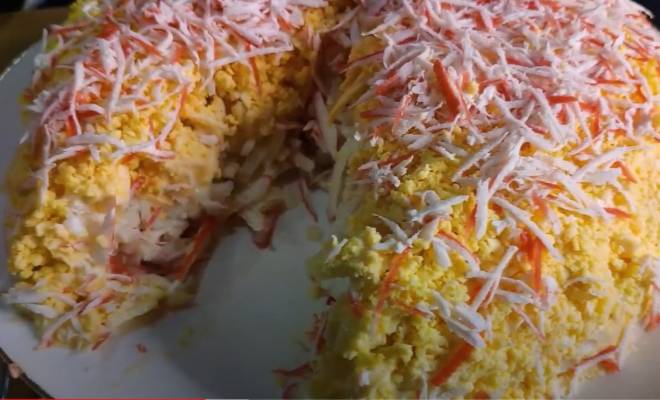 Салат с крабовыми палочками, ананасами, яйцами, луком, сыром и майонезом рецепт
