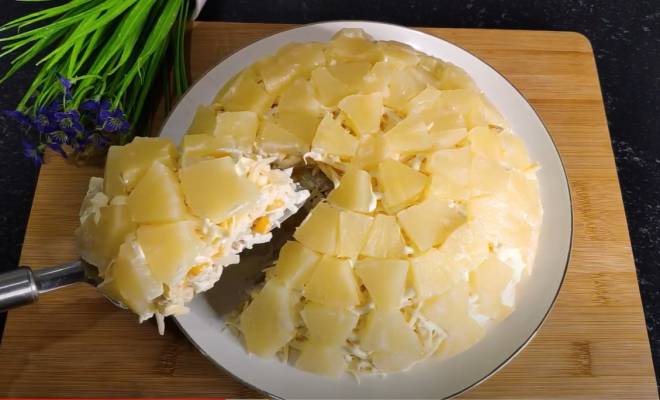 Видео Салат с курицей, ананасом, сыром, кукурузой, луком и майонезом рецепт