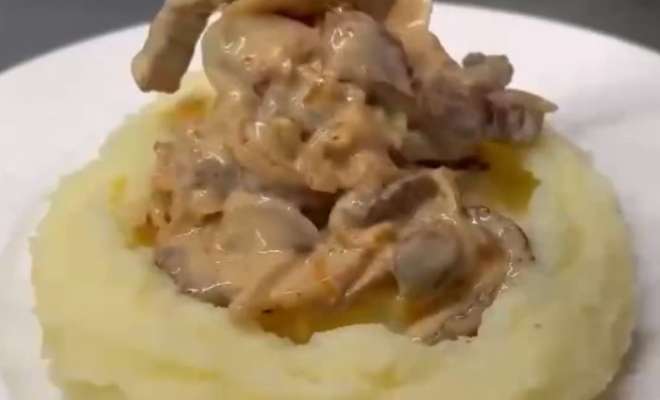 Мясо с грибами на сковороде с подливкой рецепт