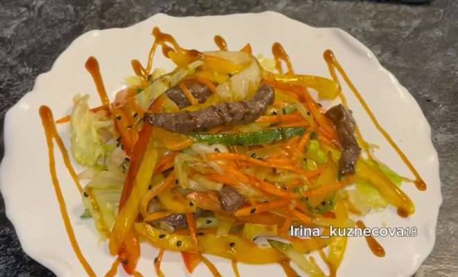Салат Фурор с говядиной, огурцами, морковью корейской и перцем рецепт