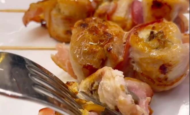 Видео Шашлычки из курицы в беконе с грибами на шпажках рецепт