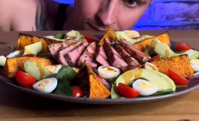 Видео Салат из батата, шпината, помидоров, авокадо и стейком тунца рецепт