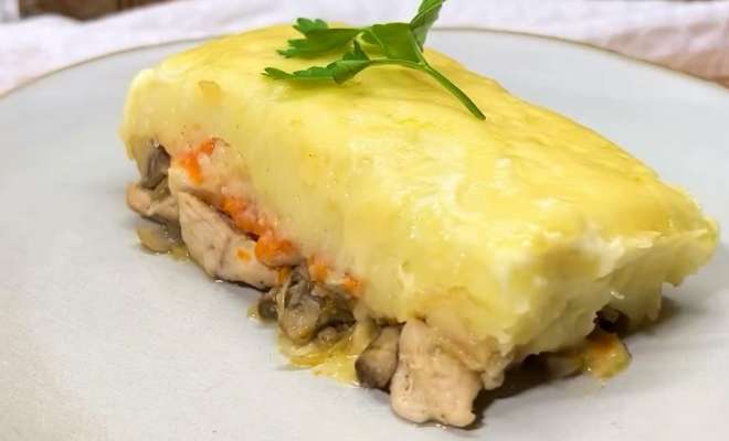 Видео Курица с грибами под шубой из сыра и картофеля в духовке рецепт