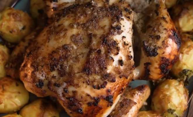 Видео Курица в маринаде с медом и чесноком в духовке рецепт