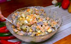 Салат с грибами шампиньонами, морковью, огурцами, яйцами и сыром