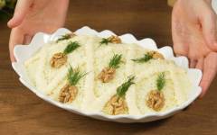 Салат с курицей, ананасом консервированным, яйцом. сыром и орехами