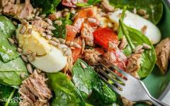 Салат с тунцом консервированным, яйцом, помидорами и шпинатом