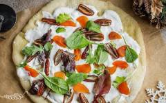 Cладкая пицца с финиками и курагой