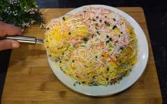 Салат Аристократ с тунцом, крабовыми палочками, яблоком, яйцом и сыром
