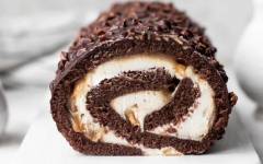 Шоколадный торт рулет Сникерс с карамелью и арахисом