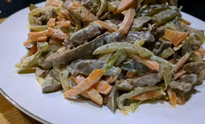 Салат с печенью куриной, солеными огурцами, луком и морковью