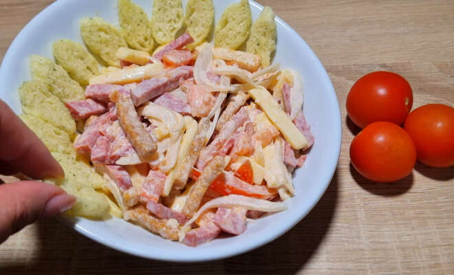 Салат с сыром и копченой колбасой « Рецепты салатов