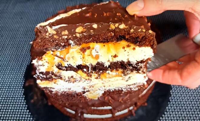 Шоколадный торт Сникерс с арахисом и карамелью рецепт