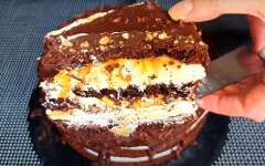 Шоколадный торт Сникерс с арахисом и карамелью