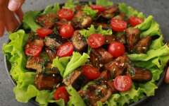 Салат «Лаззат» с хрустящими баклажанами и соусом свит чили