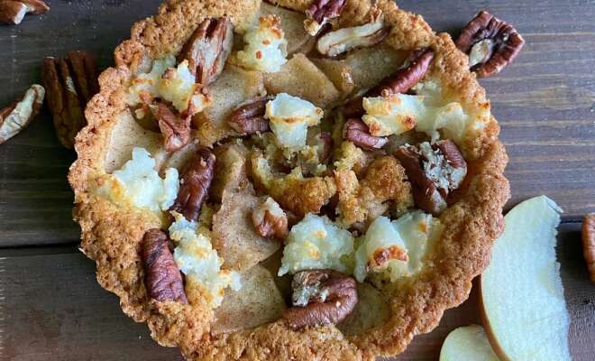 Мини-пироги с яблоками, орехами и козьим сыром рецепт